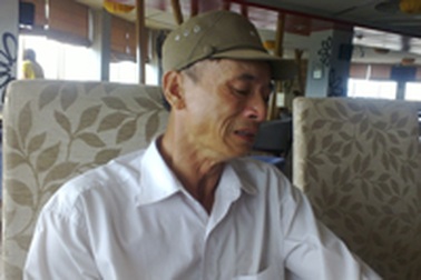 Cha nữ sinh khóc thương nam sinh tẩm xăng tự thiêu 