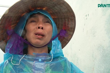 Người dân bật khóc, kể khoảnh khắc bão số 10 cuốn phăng mái tôn