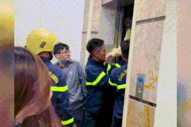 4 học sinh mắc kẹt, hoảng loạn kêu cứu trong thang máy