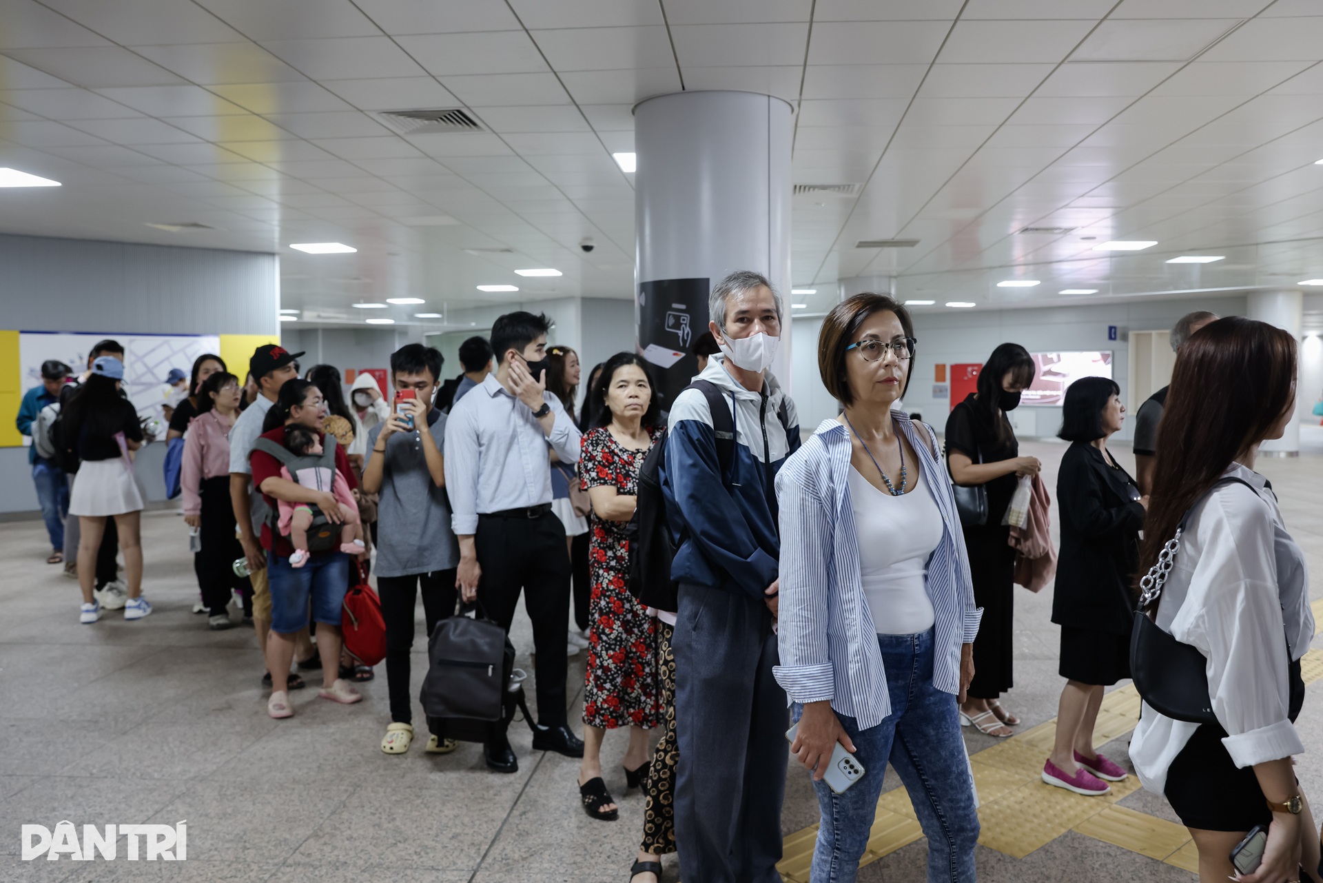 Nhân viên, sinh viên chọn metro để đi học, đi làm trong ngày đầu thu phí - 6 Nhân viên, sinh viên chọn metro để đi học, đi làm trong ngày đầu thu phí - 6