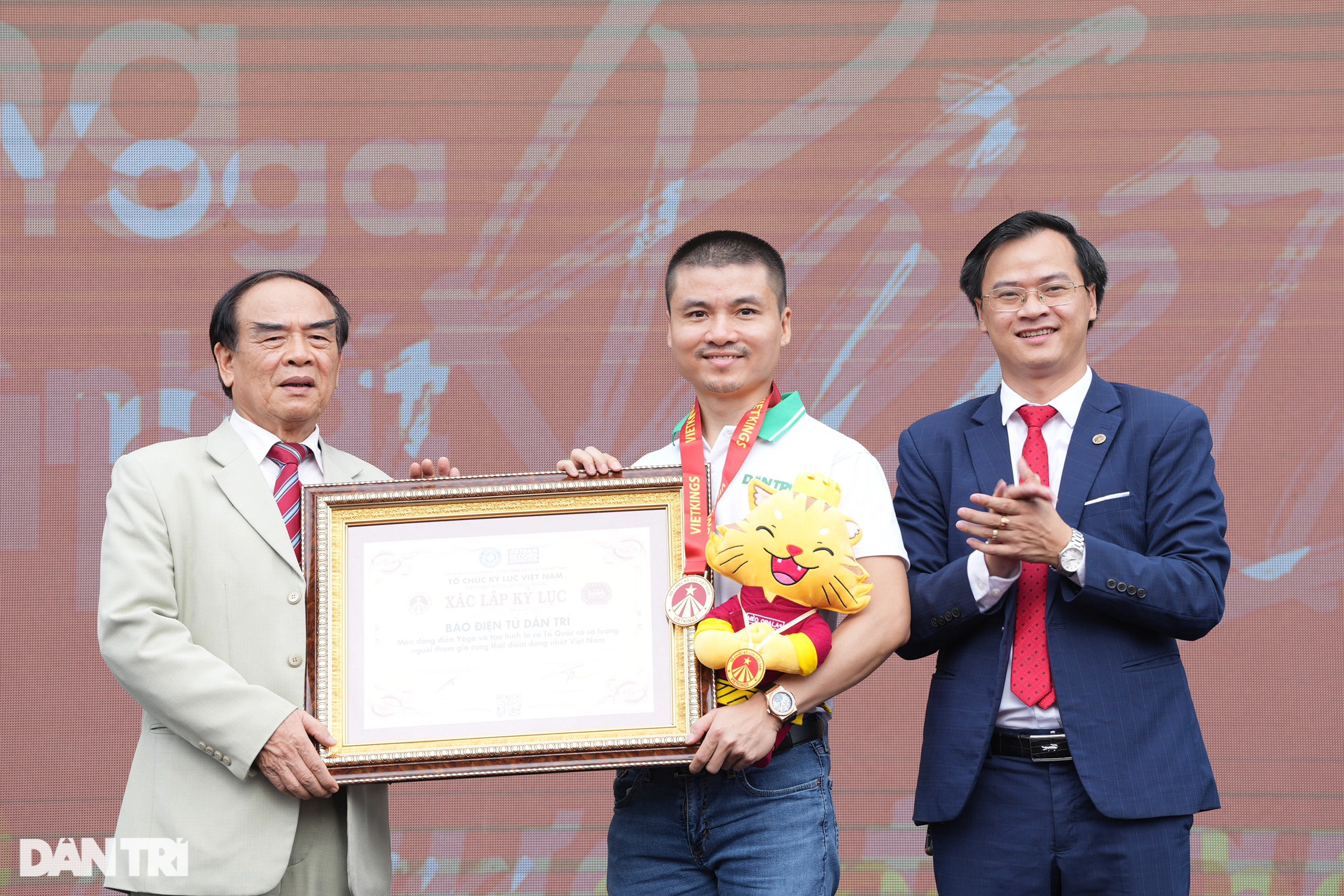 ទស្សនាការដង្ហែទង់ជាតិដ៏អស្ចារ្យបំផុតរបស់មនុស្សចំនួន 5,000 នាក់នៅកីឡដ្ឋាន My Dinh - 19 Mãn nhãn màn xếp cờ Tổ quốc lớn kỷ lục của 5.000 người trên SVĐ Mỹ Đình - 19