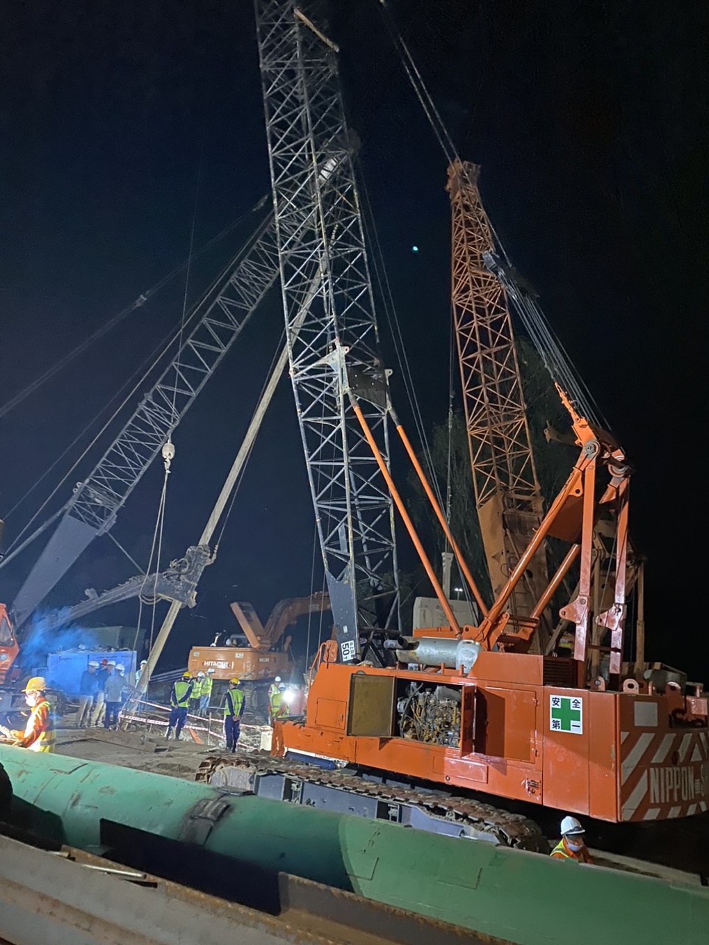 Bên trong hiện trường vụ bé trai lọt trụ bê tông đang diễn ra thế nào? - 2 Bên trong hiện trường vụ bé trai lọt trụ bê tông đang diễn ra thế nào? - 2