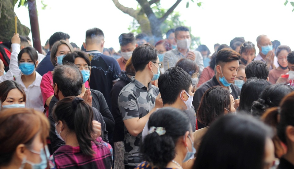 Hàng nghìn người chen chân đội lễ, dâng hương ở Phủ Tây Hồ mùng 1 âm lịch - 7 Hàng nghìn người chen chân đội lễ, dâng hương ở Phủ Tây Hồ mùng 1 âm lịch - 7