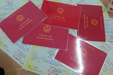 Cách chức chủ tịch xã sử dụng hai bằng tốt nghiệp giả