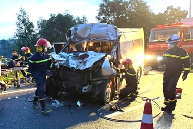 Khởi tố vụ xe chở chú rể cô dâu gặp nạn trên cao tốc