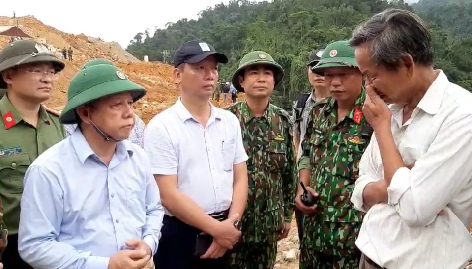 Người thân gào khóc giữa mênh mông sạt lở Rào Trăng - 2 Người thân gào khóc giữa mênh mông sạt lở Rào Trăng - 2