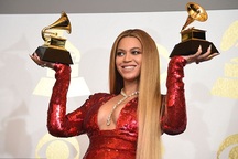 Beyonce diện váy bó sát khoe bụng bầu
