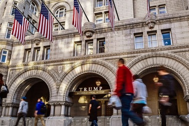 Tổng thống Trump “mắc kẹt” với thương vụ rao bán khách sạn gần Nhà Trắng