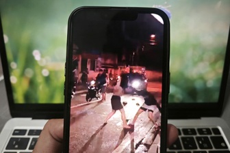 Hai đôi nam nữ đánh nhau giữa đường ở TPHCM