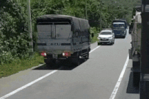 Lấn làn khôn lỏi, ô tô tải "câm nín" đi lùi khi gặp chiếc xe đặc biệt