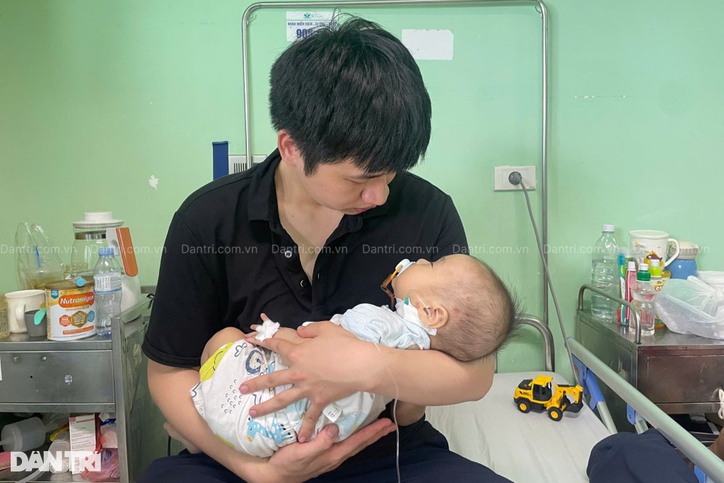 Bố trẻ nhìn con 8 tháng tuổi mắc bệnh hiểm nghèo: Mong con được sống! - 3 Bố trẻ nhìn con 8 tháng tuổi mắc bệnh hiểm nghèo: Mong con được sống! - 3