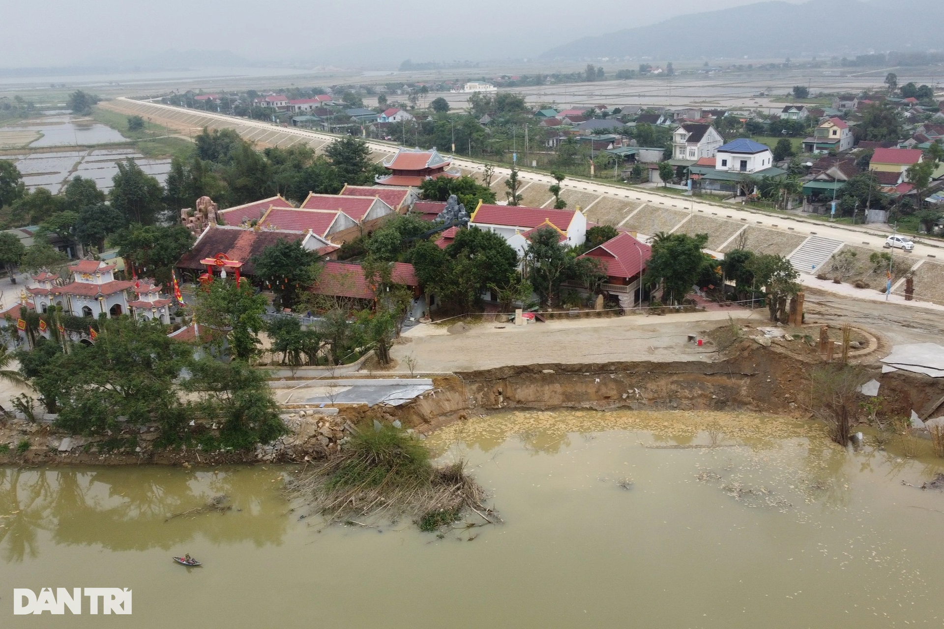 Sạt lở ăn sâu hơn 10m, ngôi đền thiêng nổi tiếng Hà Tĩnh dừng mọi hoạt động - 1 Sạt lở ăn sâu hơn 10m, ngôi đền thiêng nổi tiếng Hà Tĩnh dừng mọi hoạt động - 1
