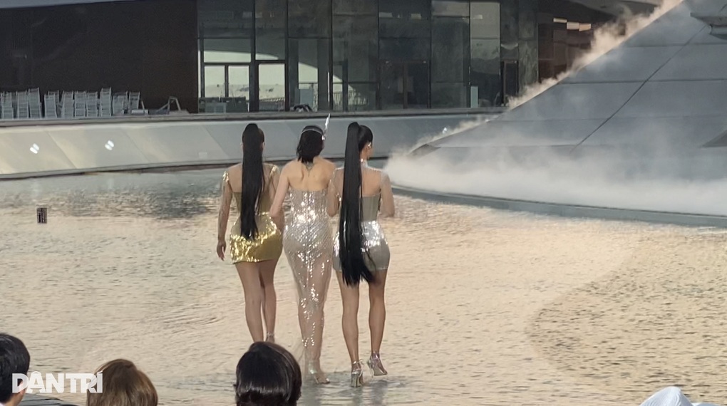Thanh Hằng và dàn người đẹp catwalk trên mặt nước khiến khán giả phấn khích - 4