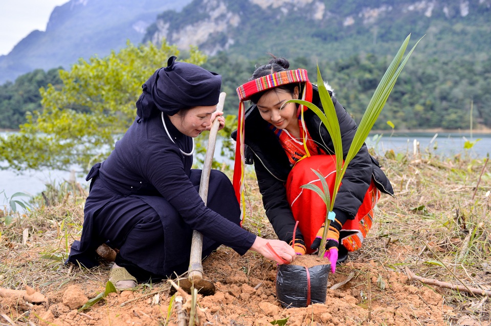 10 người đẹp Hoa khôi Du Lịch Việt Nam 2020 trồng cây trong giá rét - 2 10 người đẹp Hoa khôi Du Lịch Việt Nam 2020 trồng cây trong giá rét - 2