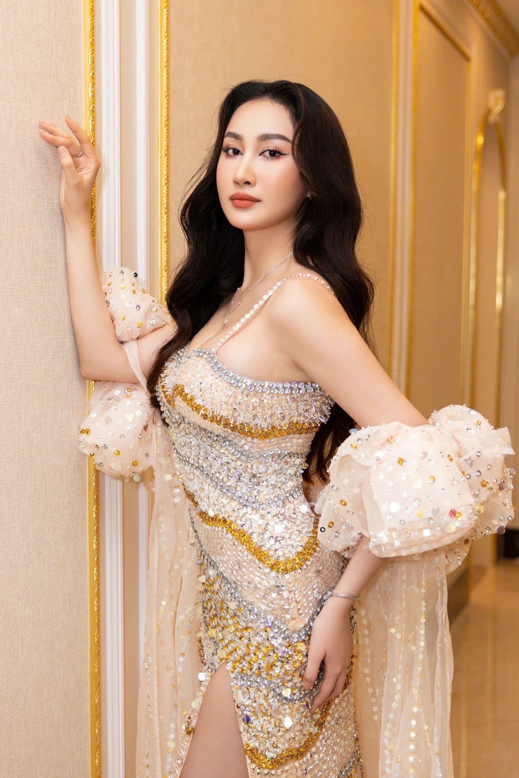 Hoa khôi Đoàn Hồng Trang tái xuất rạng rỡ, hé lộ sắp kết hôn - 2 Hoa khôi Đoàn Hồng Trang tái xuất rạng rỡ, hé lộ sắp kết hôn - 2