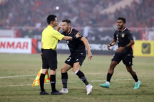 Báo Indonesia: "Marc Klok tính bẫy trọng tài đuổi Văn Hậu"