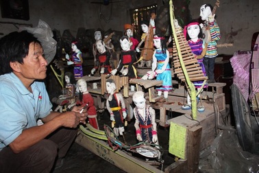 “Nghệ nhân làng” nhặt phế liệu làm rối điện