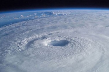 Vì sao bão đổ bộ vào Việt Nam luôn xoáy ngược chiều kim đồng hồ?