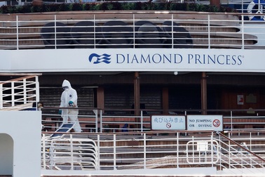2 quan chức Nhật Bản nhiễm virus corona sau khi lên du thuyền chống dịch