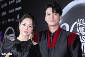 Huỳnh Anh và vợ hơn 6 tuổi mặc đồ đôi, tình tứ trên thảm đỏ ở Hà Nội