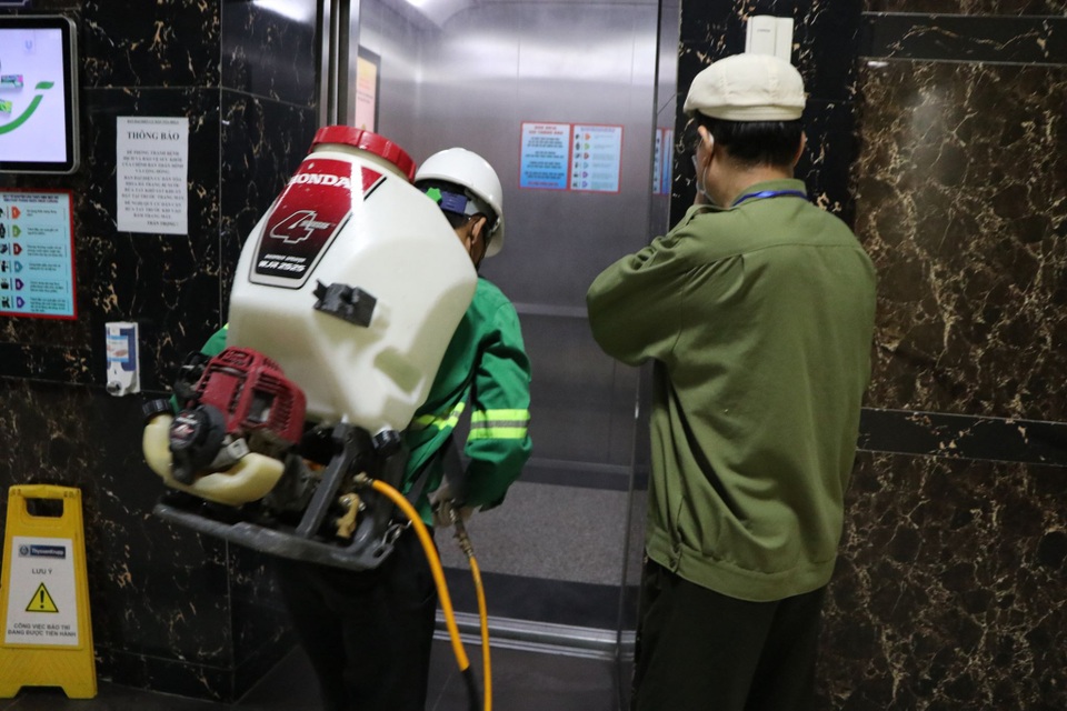 Có cư dân diện F3, F4, khu Linh Đàm khử trùng toàn bộ 12 toà nhà - 3 Có cư dân diện F3, F4, khu Linh Đàm khử trùng toàn bộ 12 toà nhà - 3