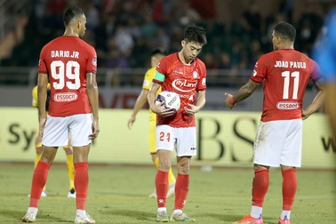 Lee Nguyễn tranh đá phạt đền với ngoại binh, để ghi bàn cho CLB TPHCM