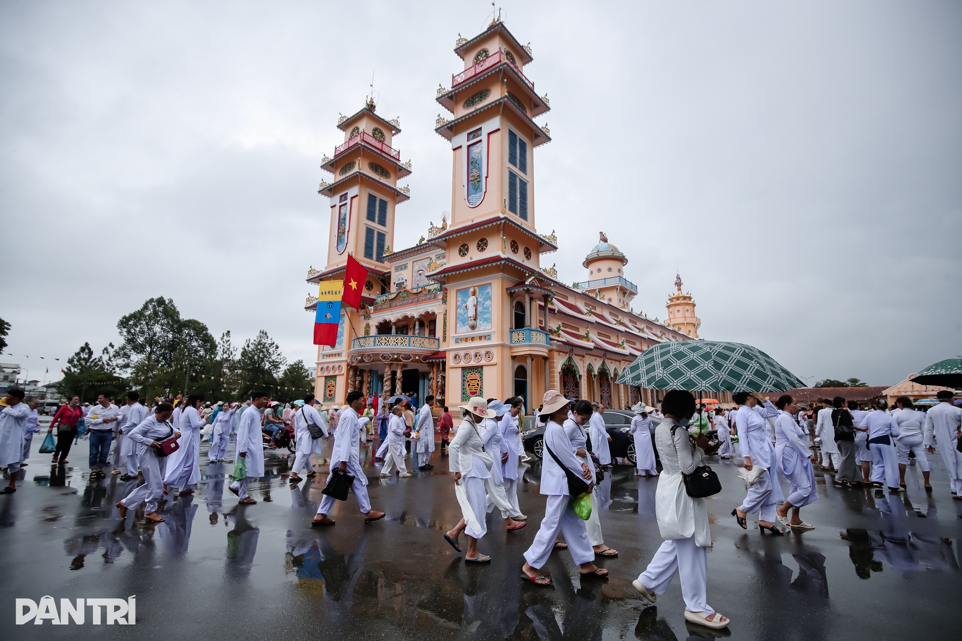 Biển người đội mưa dự lễ cúng Đàn tại Tòa thánh Tây Ninh - 12 Biển người đội mưa dự lễ cúng Đàn tại Tòa thánh Tây Ninh - 12