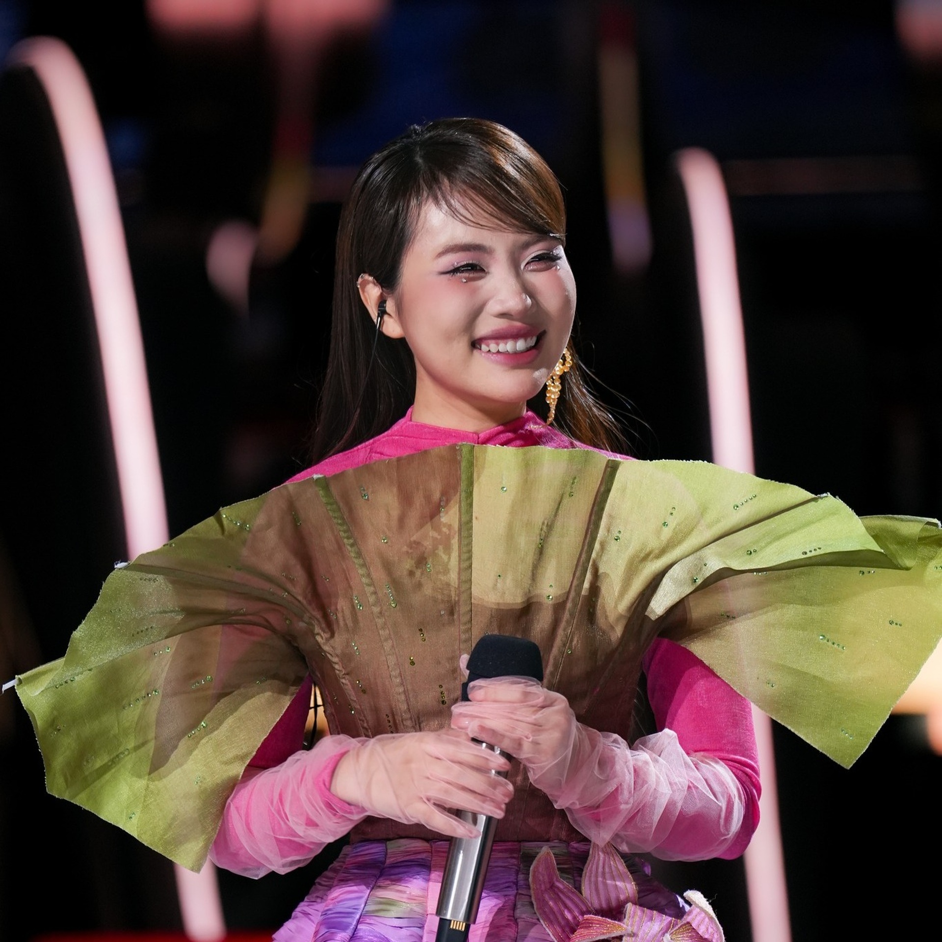 Phương Mỹ Chi gây sốt với 3 trang phục biểu diễn ở cuộc thi hát quốc tế - 1