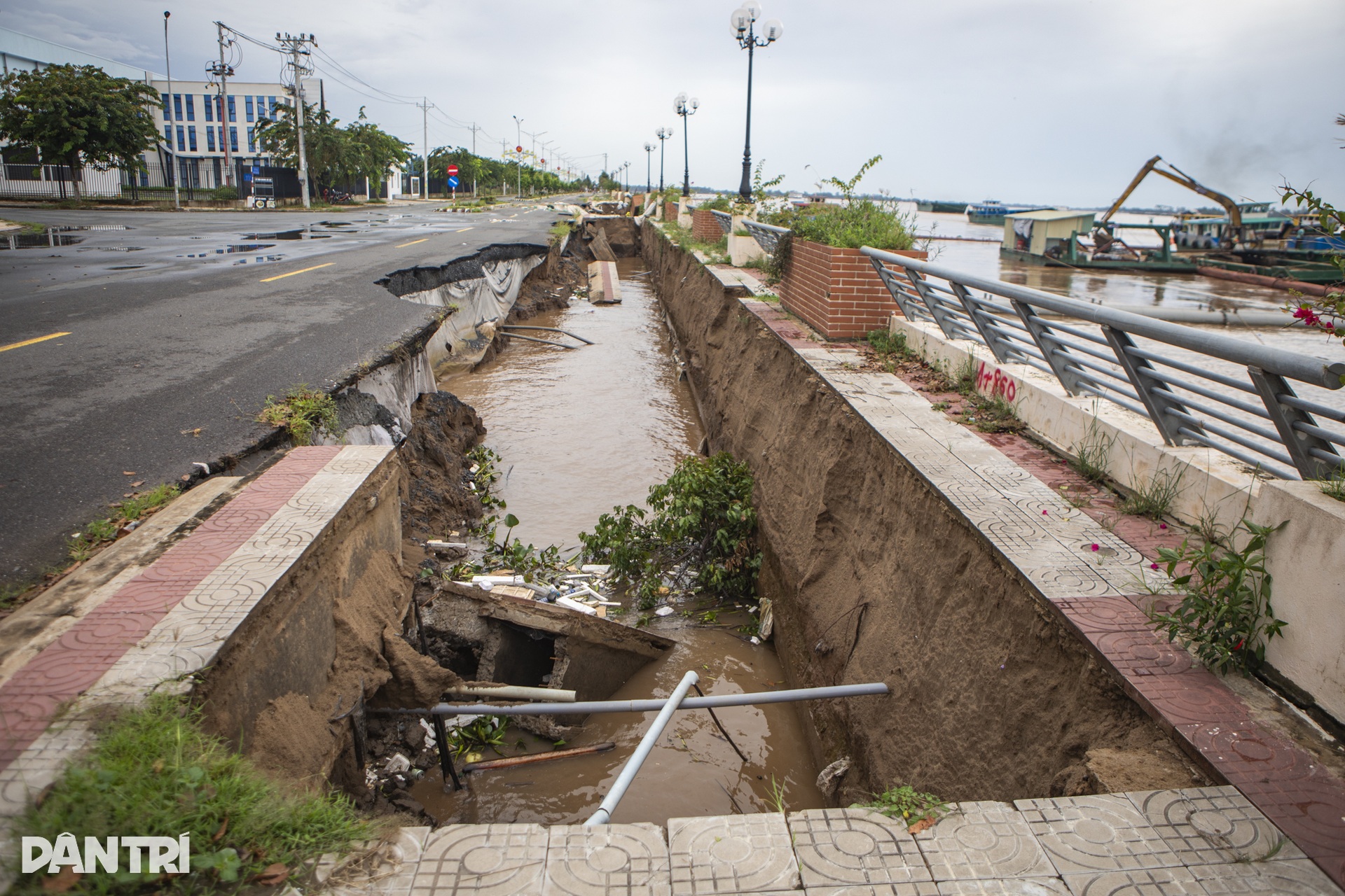 500m bờ kè miền Tây sạt lở xuống sông Tiền - 5 500m bờ kè miền Tây sạt lở xuống sông Tiền - 5