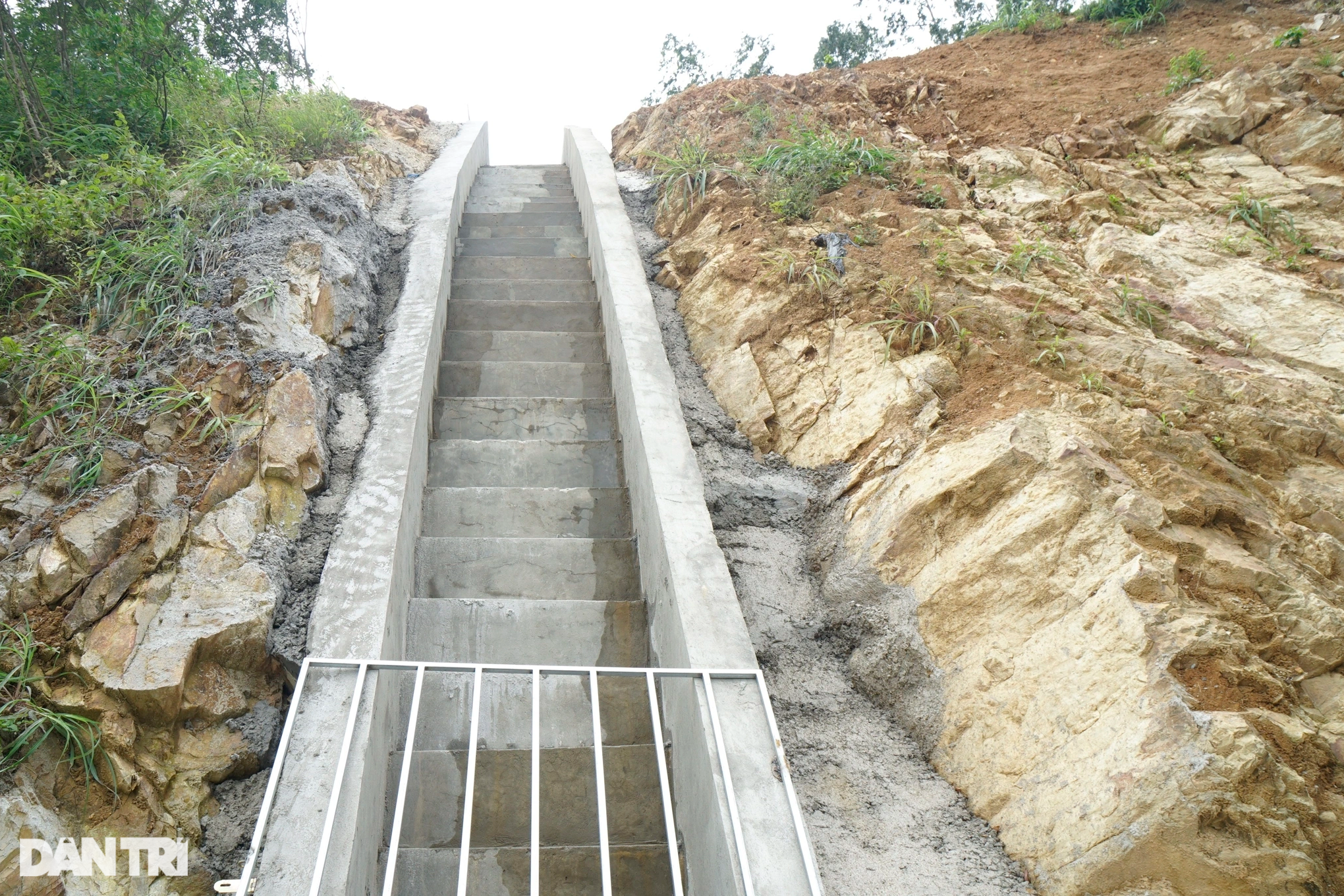 Thông xe toàn bộ cửa ngõ Quy Nhơn sau 2 năm rào chắn khắc phục sạt lở núi - 4