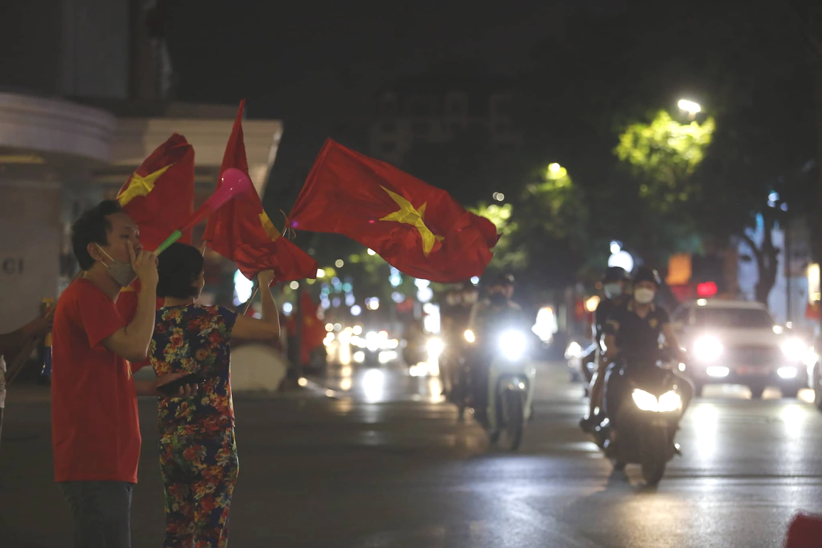 Đông nghẹt người đổ về Hồ Gươm ăn mừng U23 Việt Nam chiến thắng - 6 Đông nghẹt người đổ về Hồ Gươm ăn mừng U23 Việt Nam chiến thắng - 6