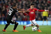 Chấm điểm cầu thủ trận MU thua Sevilla: Sanchez như "bóng ma"