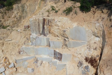 Tìm phương án "giải cứu" núi Hòn Chà