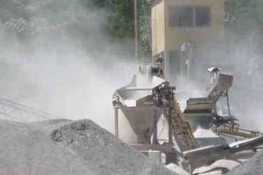 Một công nhân chết thảm trong máy xát đá