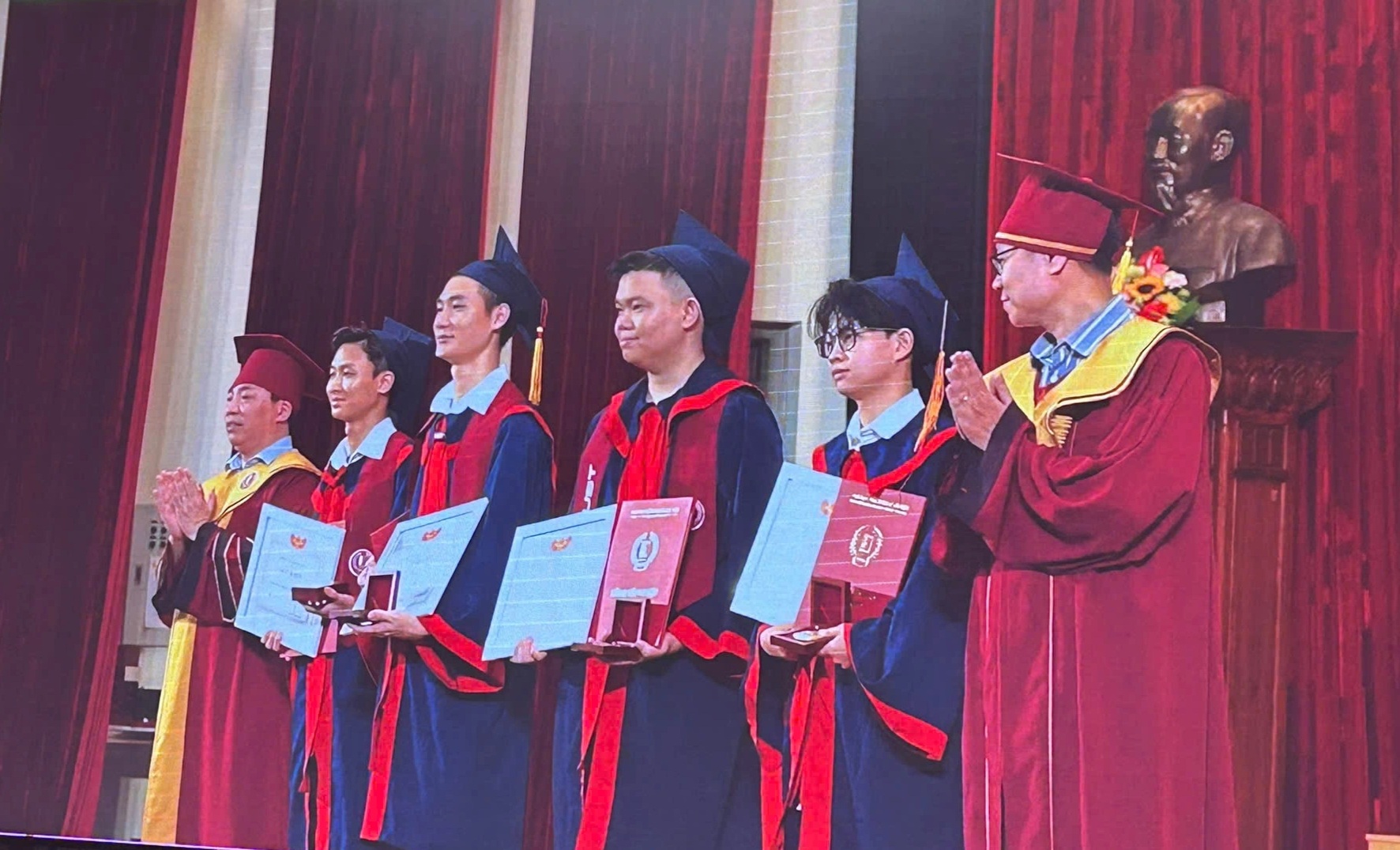 Thay bố mẹ viết giấc mơ đi học, nam sinh tốt nghiệp xuất sắc ĐH Bách khoa - 7 Thay bố mẹ viết giấc mơ đi học, nam sinh tốt nghiệp xuất sắc ĐH Bách khoa - 7