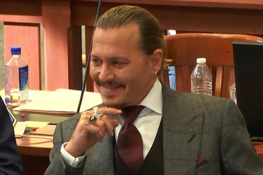 Johnny Depp mỉm cười khi vệ sĩ bênh vực anh tại tòa