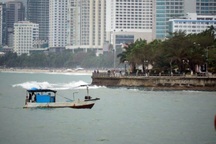 Tàu chở 6 người bị sóng lớn đánh chìm trên biển Nha Trang