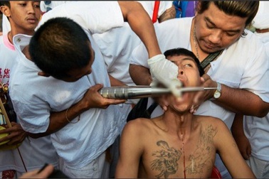 Tháng 10, sang Phuket xem người Thái "hành xác" rùng rợn