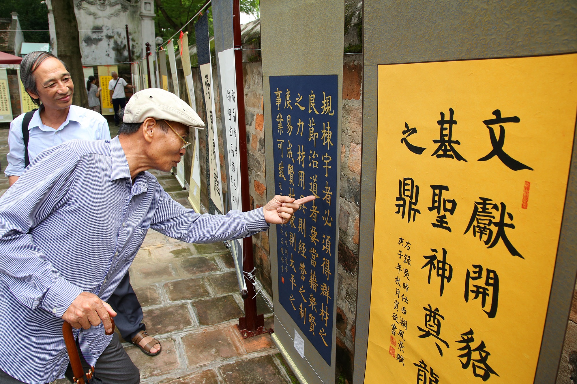 12 thư pháp gia dùng bút khổng lồ viết bức thư pháp dài 12 mét - 7 12 thư pháp gia dùng bút khổng lồ viết bức thư pháp dài 12 mét - 7