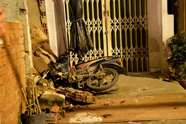 Xe máy đâm thủng tường, một người chết thảm