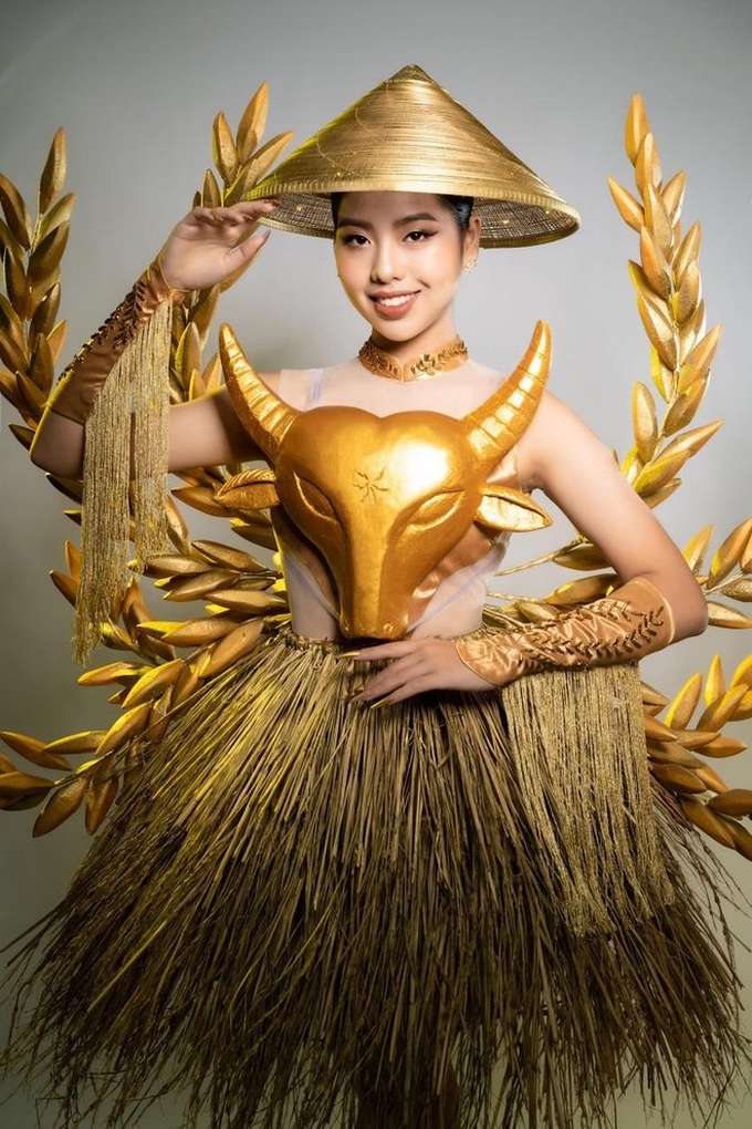 Gia Hân gây với màn trình diễn bộ trang phục dân tộc mang chủ đề Hạt vàng do nhà thiết kế Nhật Thực sáng tạo.