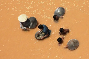 Cả xã chen nhau ngâm mình dưới lòng sông