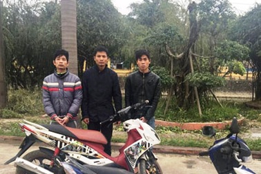 Bắt nhóm đối tượng chuyên ép xe nữ công nhân, cướp tài sản