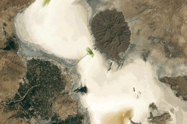 Thiên nhiên tàn khốc: Hồ nước lớn nhất Trung Đông biến thành bãi muối cạn