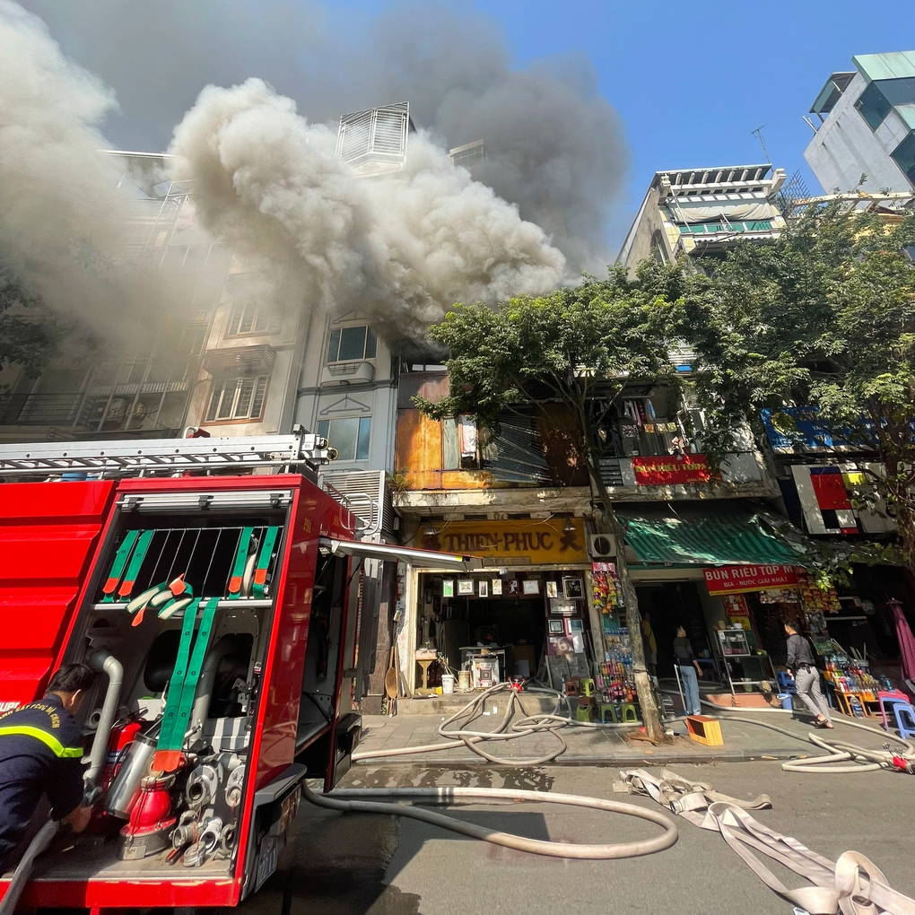 Hà Nội: Cháy nhà trên phố Hàng Bông - 3 Hà Nội: Cháy nhà trên phố Hàng Bông - 3