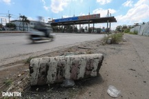 Cận cảnh 3 trạm thu phí bỏ hoang tiềm ẩn tai nạn ở Đồng Nai và TPHCM