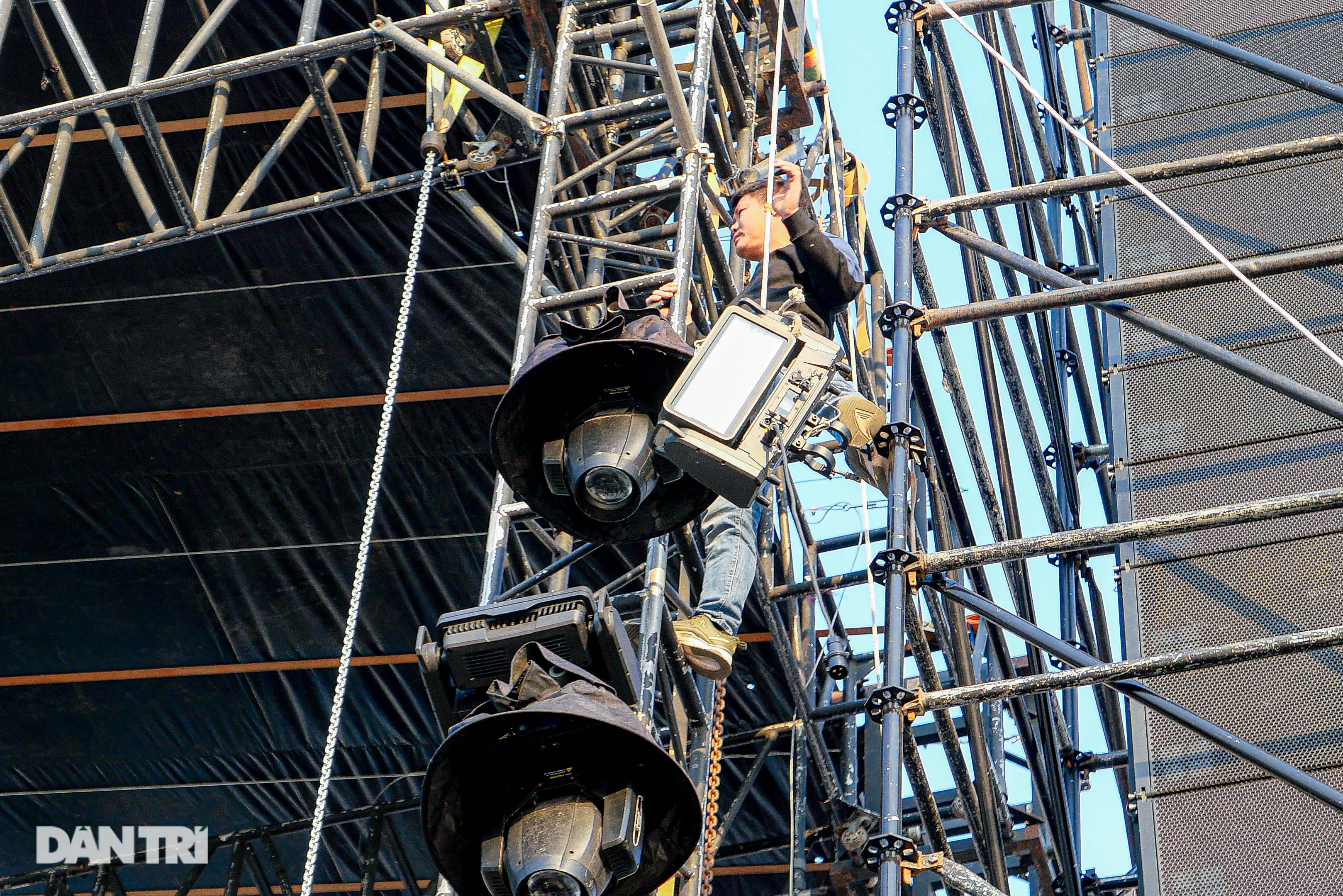 កម្មវិធី K-pop ត្រូវបានលុបចោល៖ កម្មករបានរុះរើប្រព័ន្ធសំឡេង និងភ្លើងយ៉ាងលឿន - ៨ Hủy show K-pop: Công nhân vội tháo dỡ hệ thống âm thanh, ánh sáng - 8