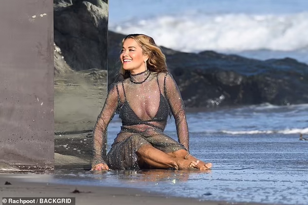 Rita Ora mặc sốc quay video ca nhạc mới - 4 Rita Ora mặc sốc quay video ca nhạc mới - 4