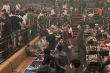 Ập vào quán bar 200 khách, cảnh sát "gom" 50 người dương tính với ma túy