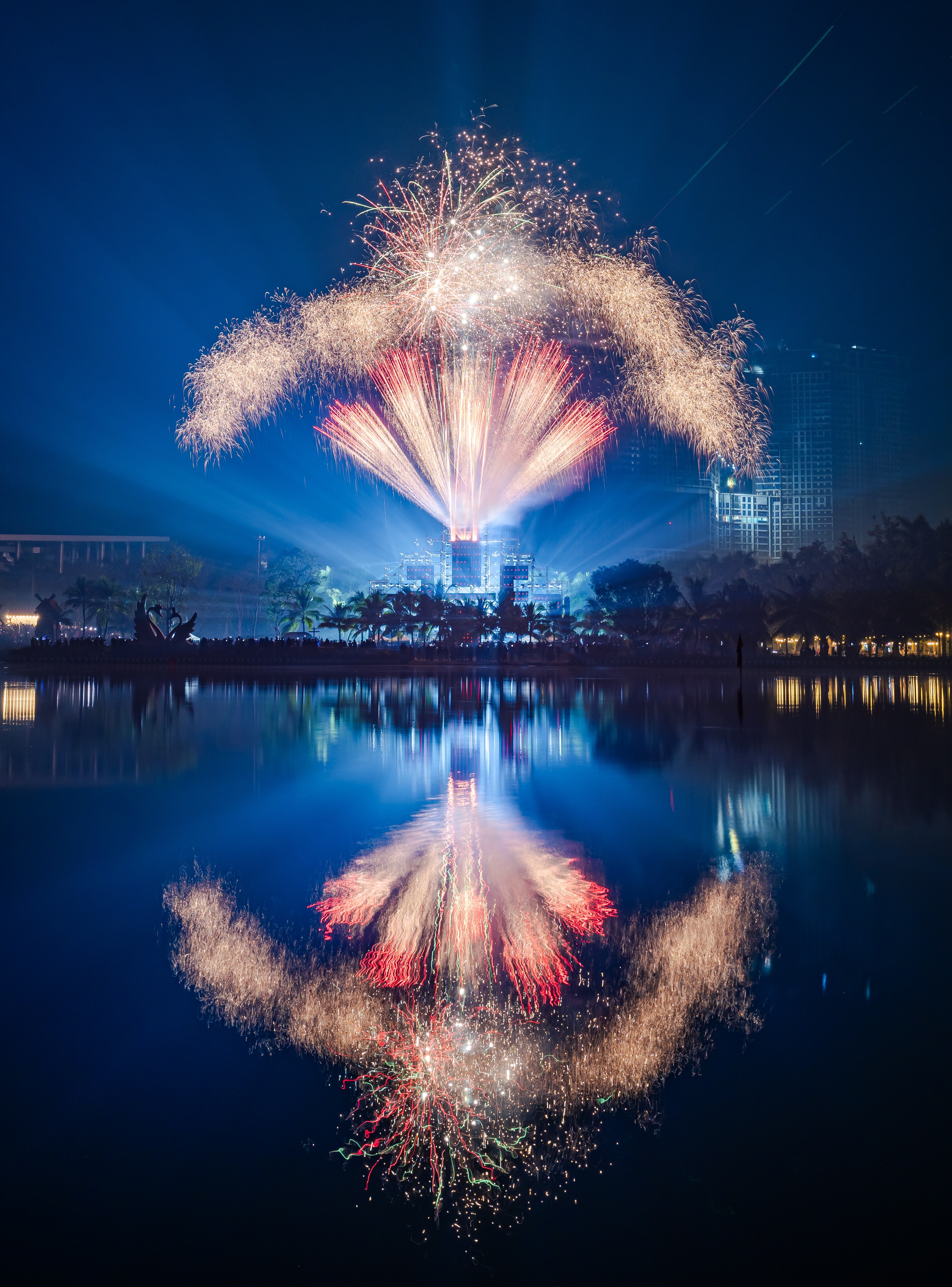 Ecopark Countdown 2025 Hơn 50.000 người mãn nhãn, vỡ òa cảm xúc Báo Dân trí